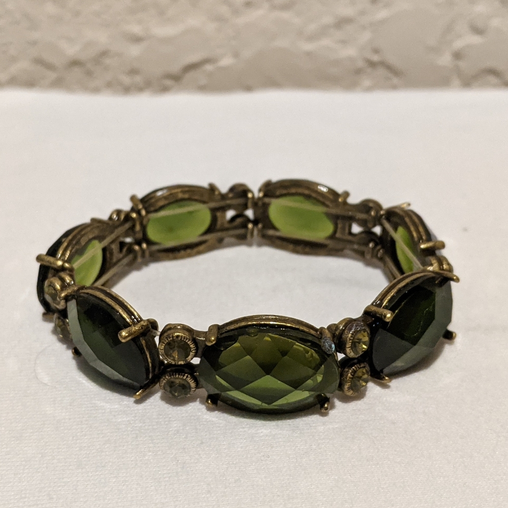 8 Bracelets - Picture 4 of 9